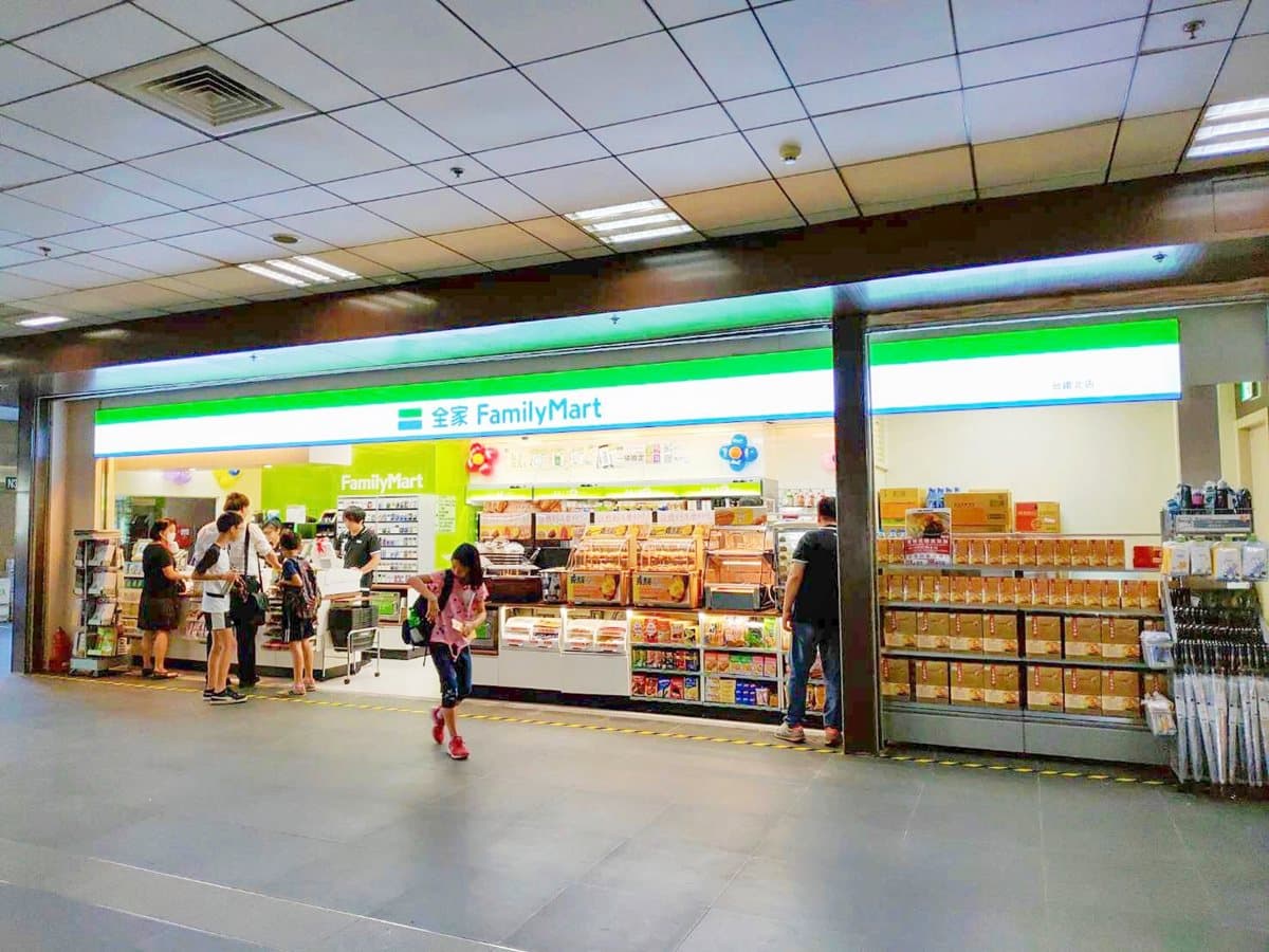 台鐵超商大換血!「全家」陸續進駐25個車站,「小七」門市只到9月 台鐵超商大換血!「全家」陸續進駐25個車站,「小七」門市只到9月