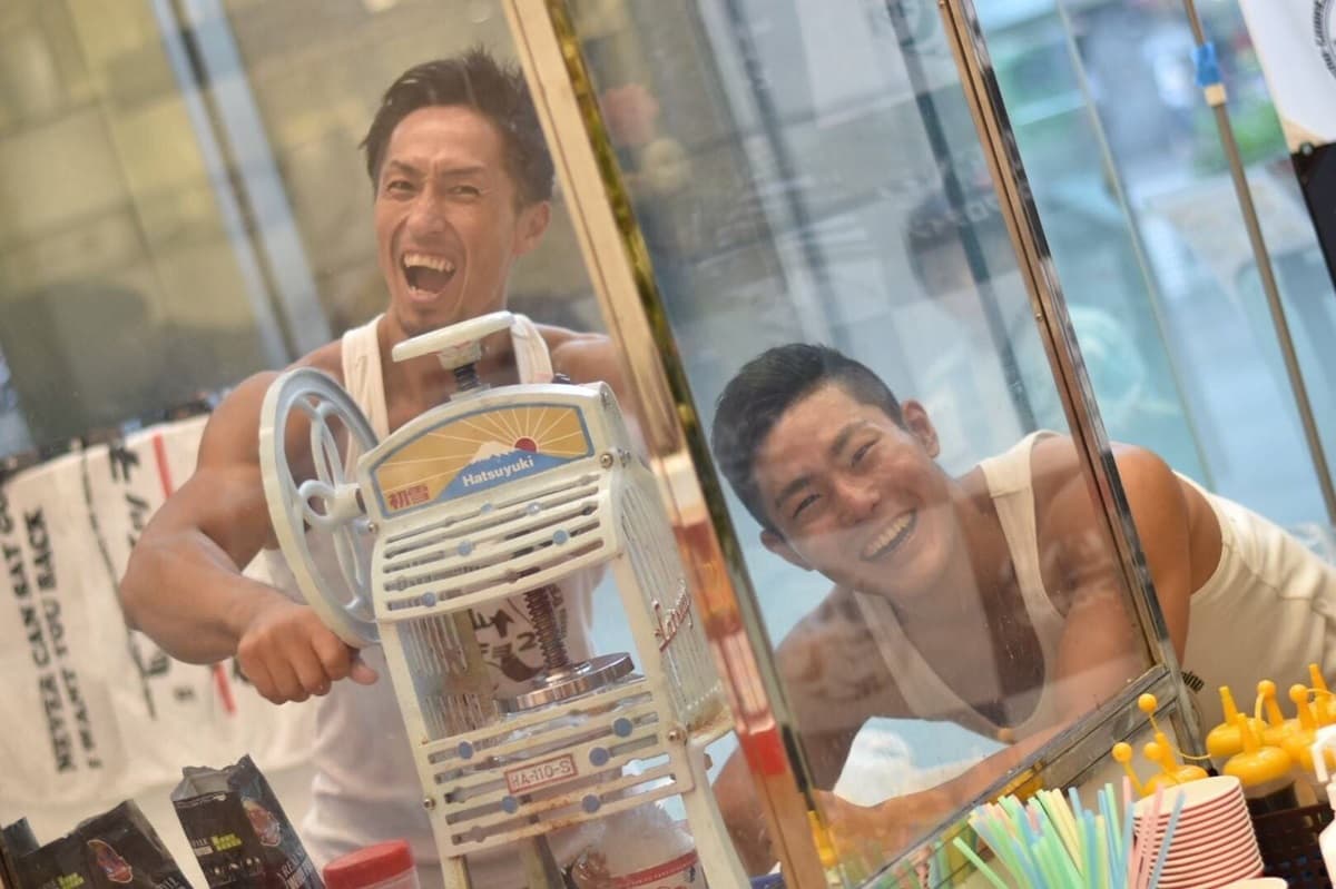 聽過「肉冰」嗎?猛男親手搖刨冰「口味超謎」,還可指定肌肉淋糖漿 聽過「肉冰」嗎?猛男親手搖刨冰「口味超謎」,還可指定肌肉淋糖漿