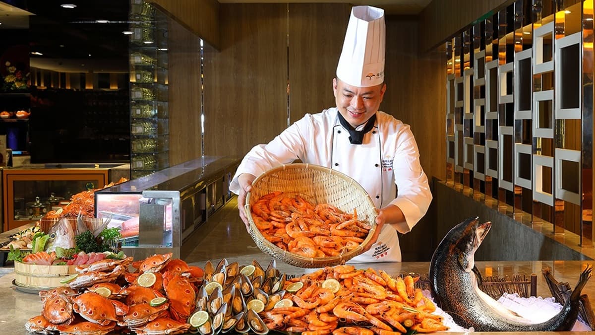 只到月底!飯店吃到飽憑「這張證件」四人同行一人免費、套餐第二套只要10元