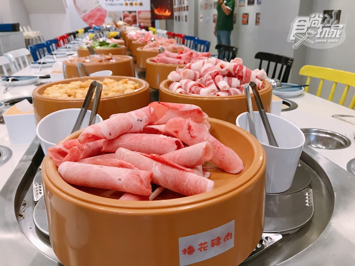 【新開店】比2杯星冰樂便宜!超狂「回轉火鍋」288元吃到飽,75種肉片、火鍋料轉到你面前 【新開店】比2杯星冰樂便宜!超狂「回轉火鍋」288元吃到飽,75種肉片、火鍋料轉到你面前