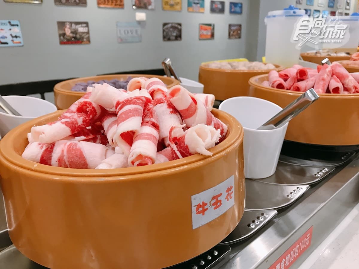 【新開店】比2杯星冰樂便宜!超狂「回轉火鍋」288元吃到飽,75種肉片、火鍋料轉到你面前 【新開店】比2杯星冰樂便宜!超狂「回轉火鍋」288元吃到飽,75種肉片、火鍋料轉到你面前