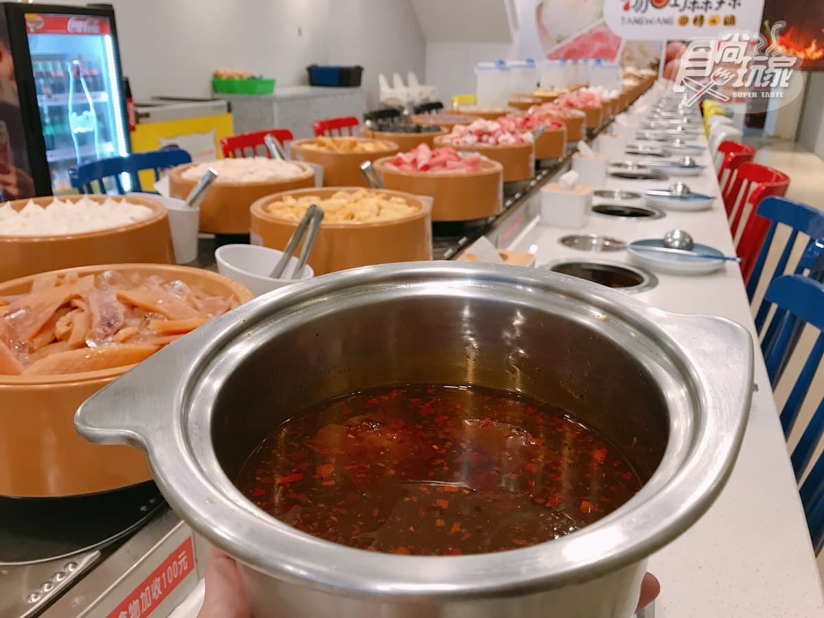 【新開店】比2杯星冰樂便宜!超狂「回轉火鍋」288元吃到飽,75種肉片、火鍋料轉到你面前 【新開店】比2杯星冰樂便宜!超狂「回轉火鍋」288元吃到飽,75種肉片、火鍋料轉到你面前