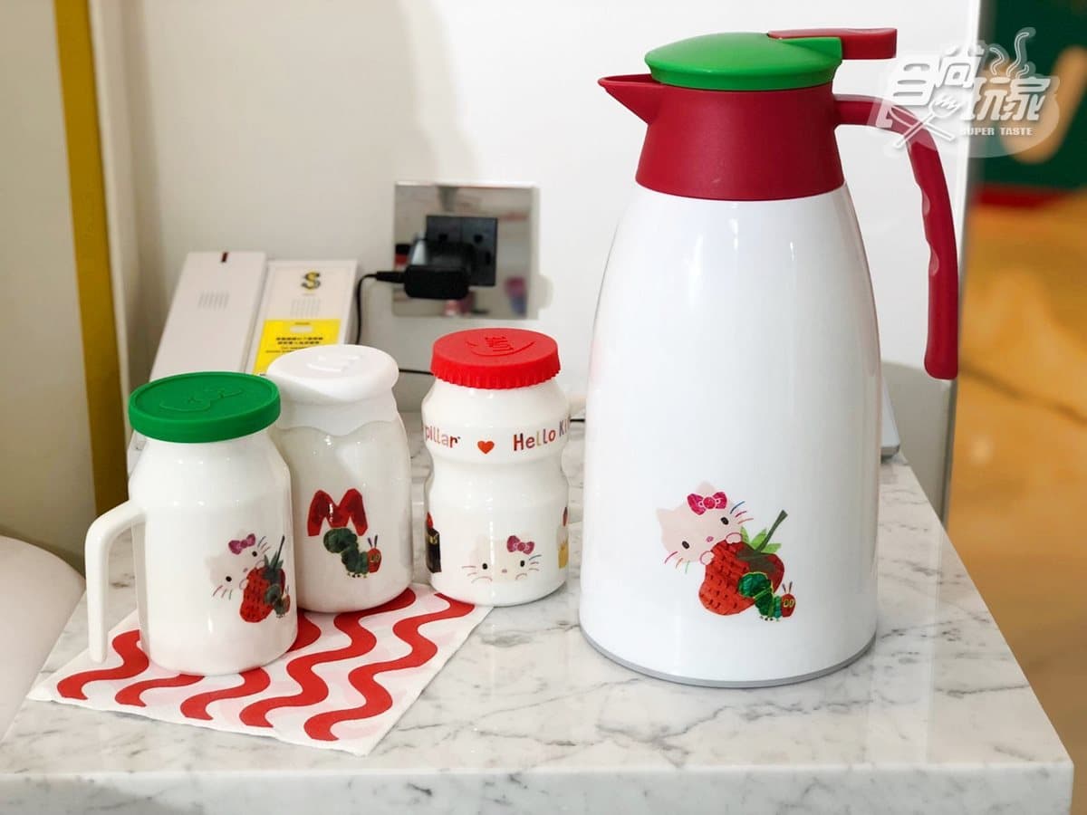 貓迷請收下!小屈最新「Hello Kitty毛毛蟲插畫」集點,造型杯、烤爐要先搶 貓迷請收下!小屈最新「Hello Kitty毛毛蟲插畫」集點,造型杯、烤爐要先搶