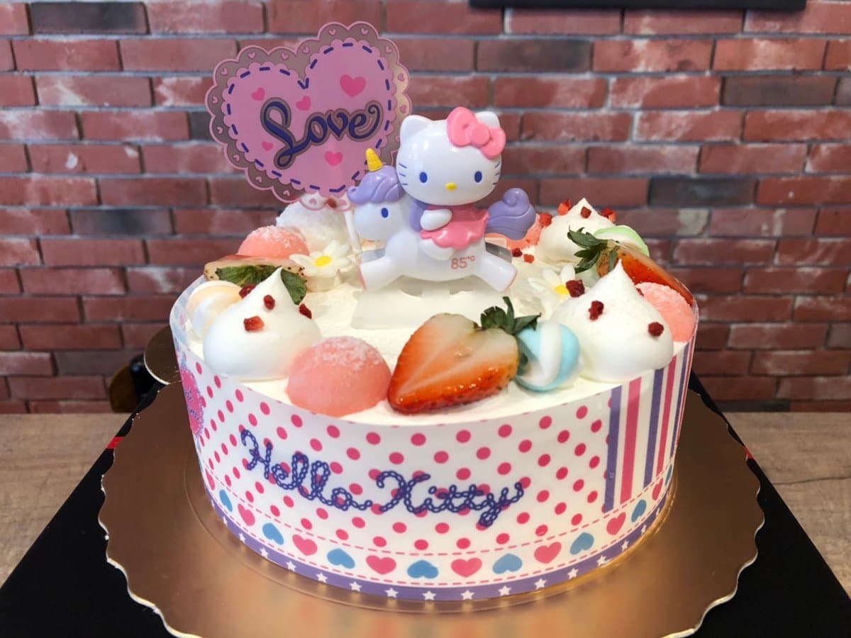 萌到超燒心!最新「Hello Kitty飛天獨角獸公仔蛋糕」,85度C限定開賣 萌到超燒心!最新「Hello Kitty飛天獨角獸公仔蛋糕」,85度C限定開賣