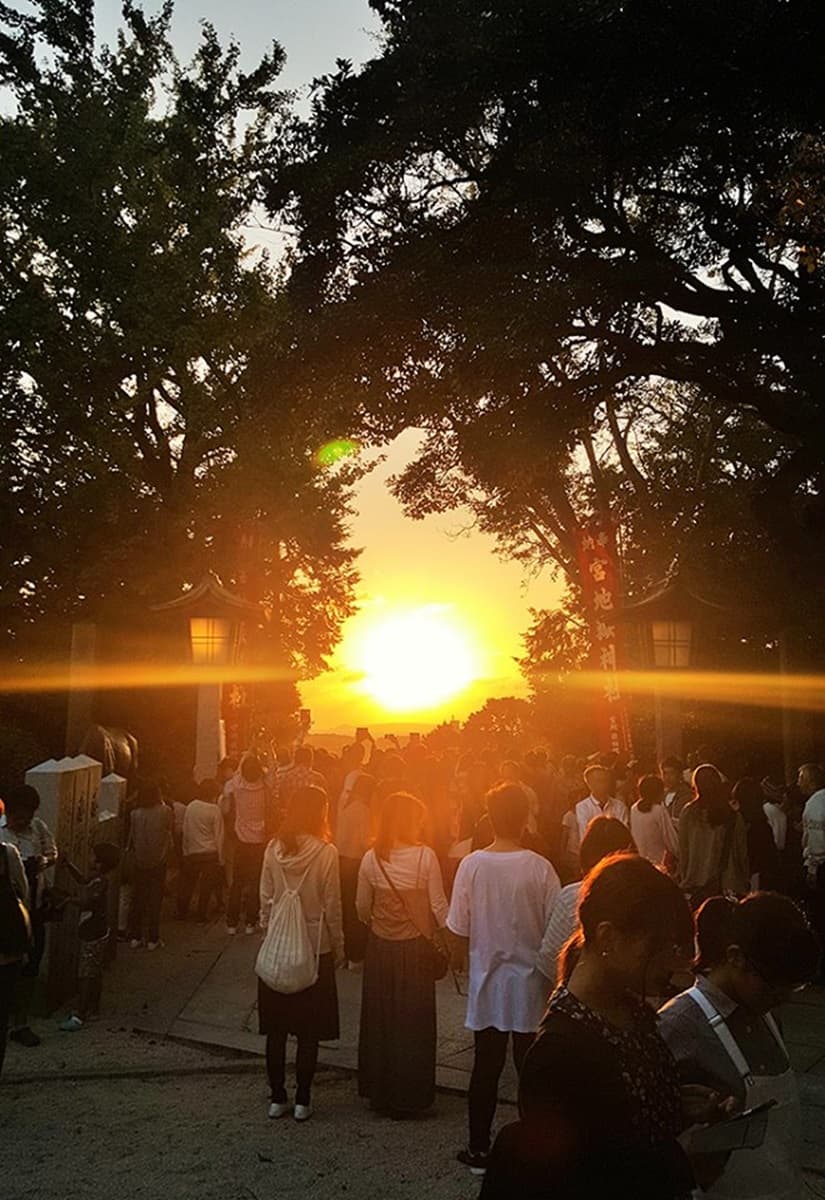IG必收奇景!夕陽巨大化「降落路中央」,絕美神社光之道一年僅出現兩次 IG必收奇景!夕陽巨大化「降落路中央」,絕美神社光之道一年僅出現兩次
