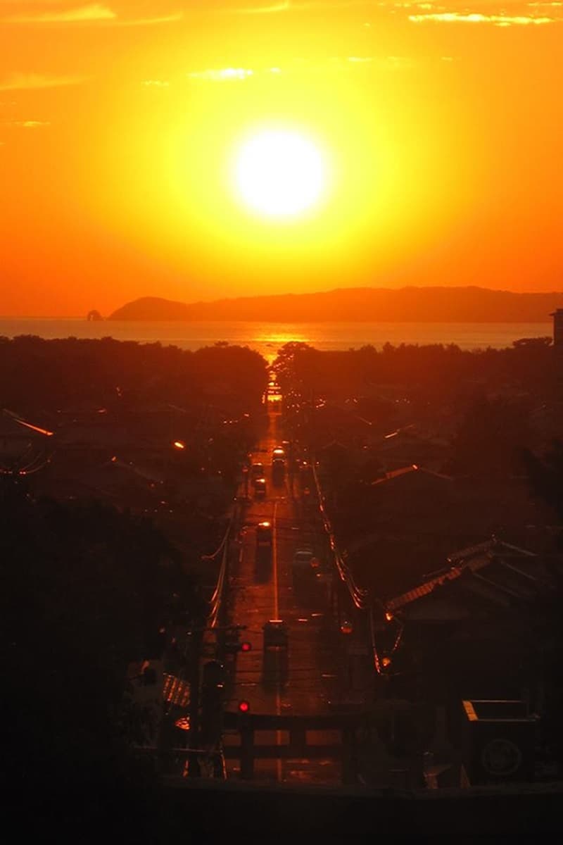 IG必收奇景!夕陽巨大化「降落路中央」,絕美神社光之道一年僅出現兩次 IG必收奇景!夕陽巨大化「降落路中央」,絕美神社光之道一年僅出現兩次