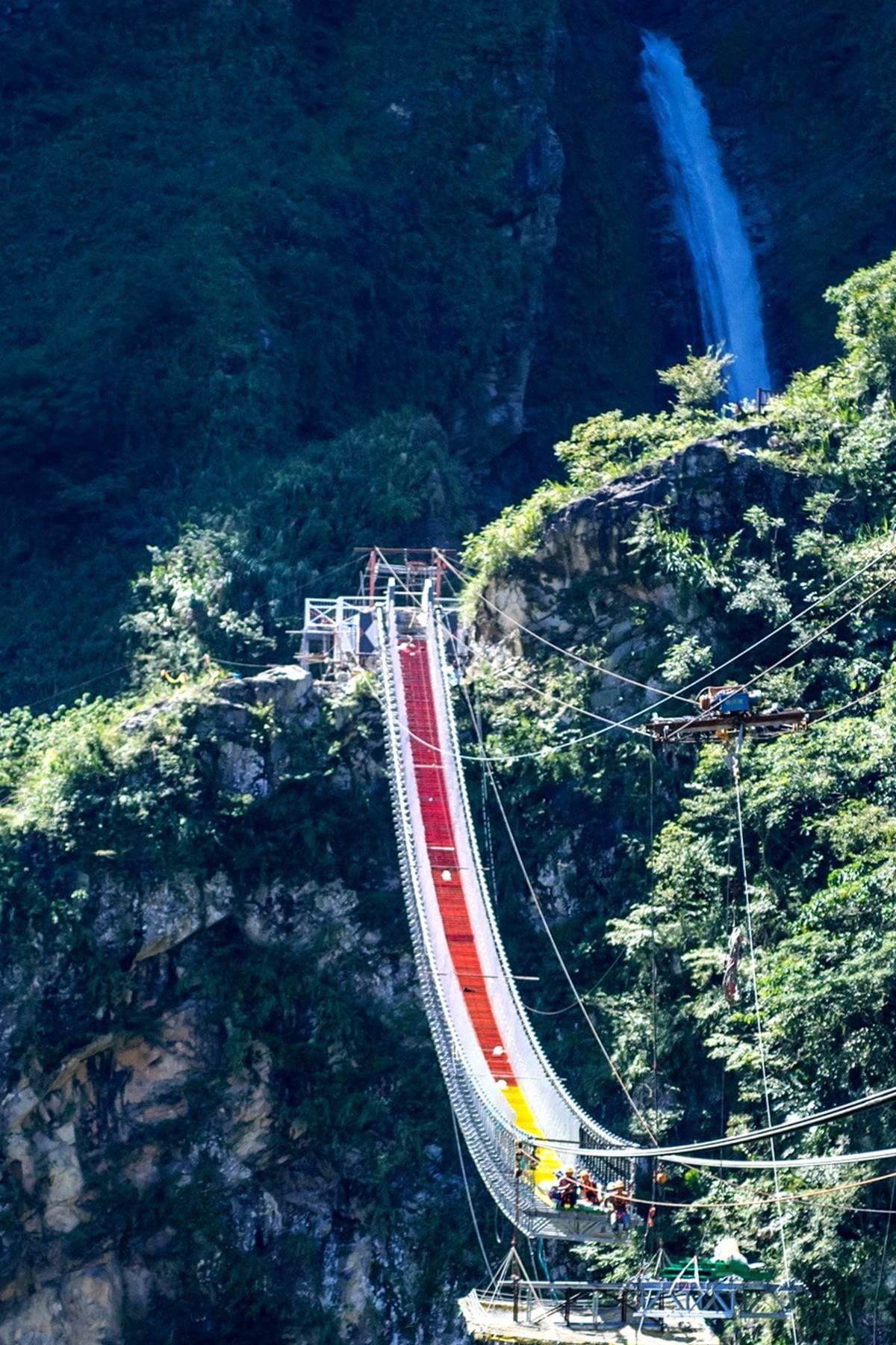挑戰30層樓高「雙龍七彩吊橋」!全新祕境票價公布,這身分享免費入園 挑戰30層樓高「雙龍七彩吊橋」!全新祕境票價公布,這身分享免費入園