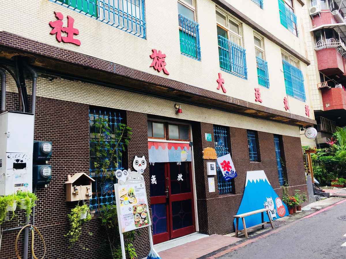 台南超人氣冰店,富士山冰配料好多層,必點還有龍喵炒麵麵包 台南超人氣冰店,富士山冰配料好多層,必點還有龍喵炒麵麵包
