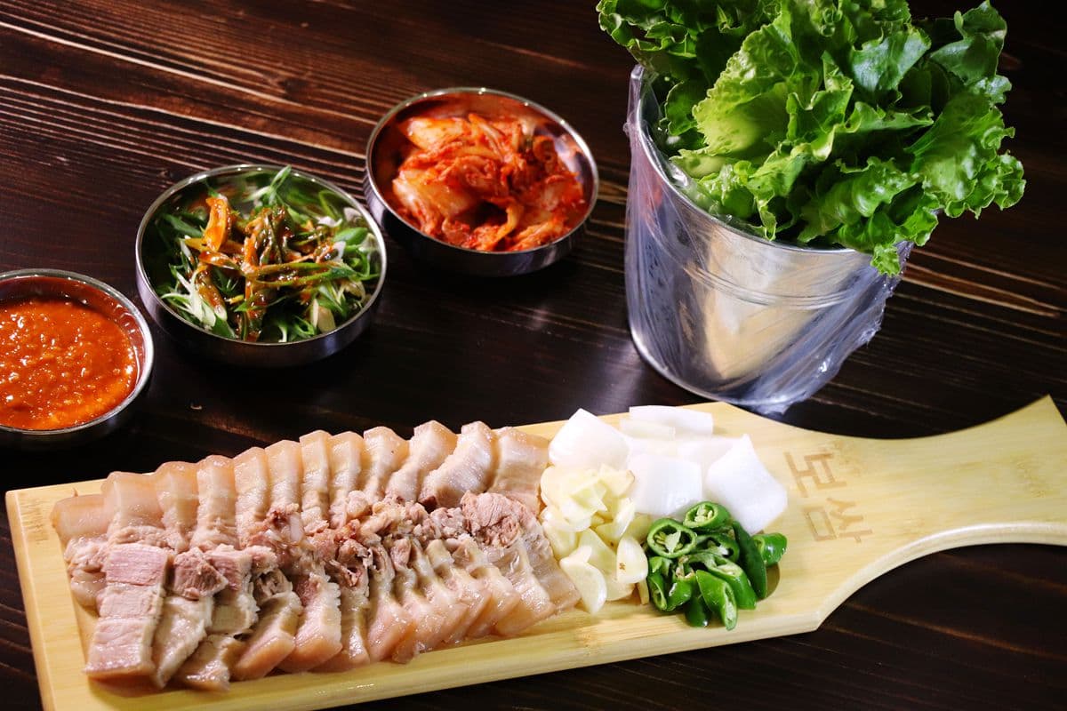 豬骨熬12小時!韓國釜山「豬肉湯飯」高雄吃得到,5碟小菜自己加 豬骨熬12小時!韓國釜山「豬肉湯飯」高雄吃得到,5碟小菜自己加