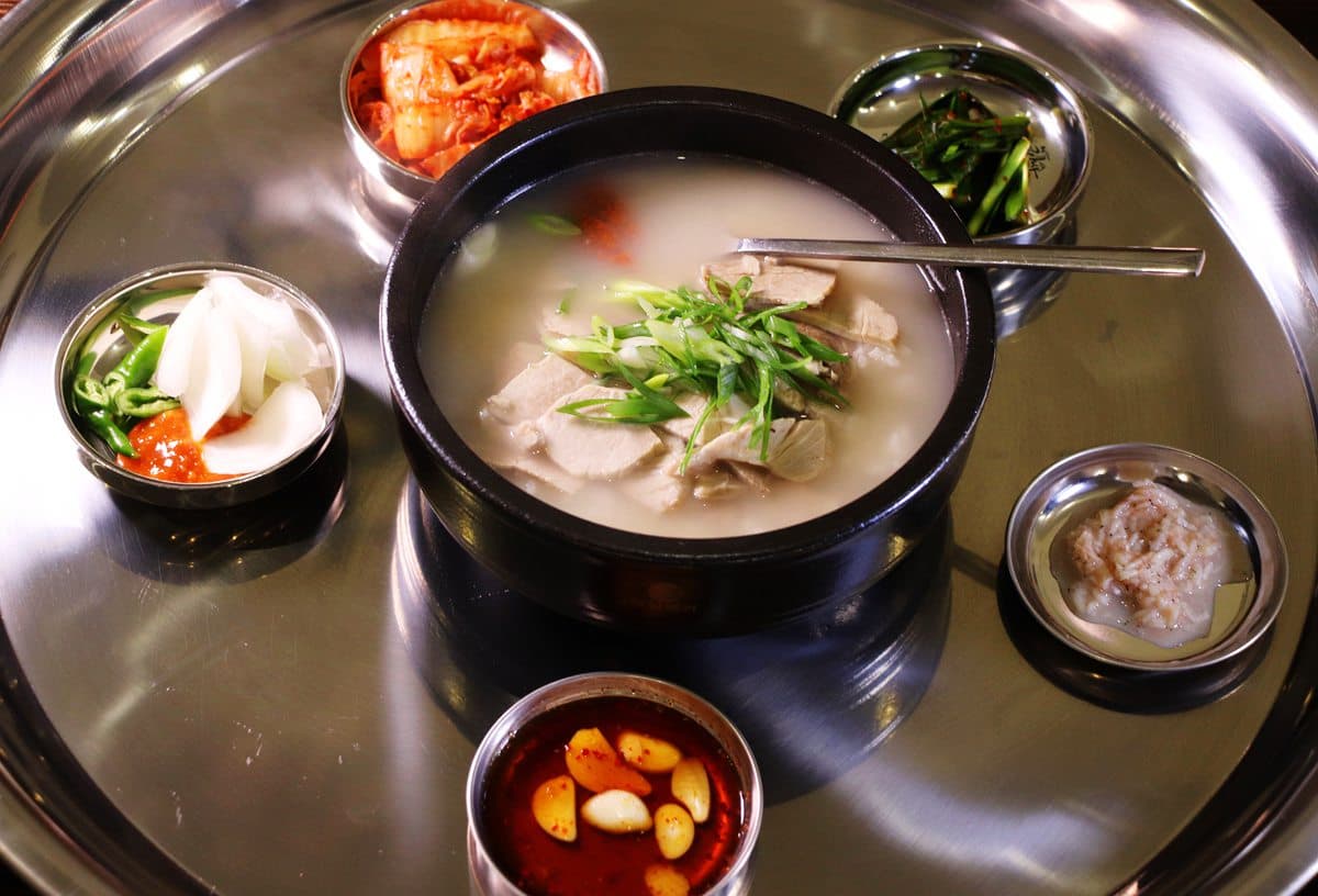 豬骨熬12小時!韓國釜山「豬肉湯飯」高雄吃得到,5碟小菜自己加 豬骨熬12小時!韓國釜山「豬肉湯飯」高雄吃得到,5碟小菜自己加