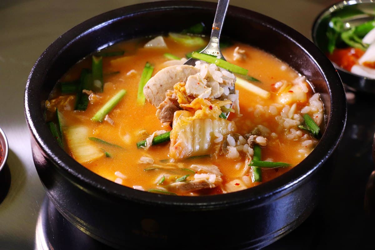 豬骨熬12小時!韓國釜山「豬肉湯飯」高雄吃得到,5碟小菜自己加 豬骨熬12小時!韓國釜山「豬肉湯飯」高雄吃得到,5碟小菜自己加