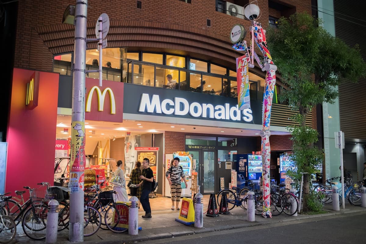新口味快吃!麥當勞三角巧克力派推黑、白雙色,內餡酥熱濃甜「一咬爆漿」 新口味快吃!麥當勞三角巧克力派推黑、白雙色,內餡酥熱濃甜「一咬爆漿」