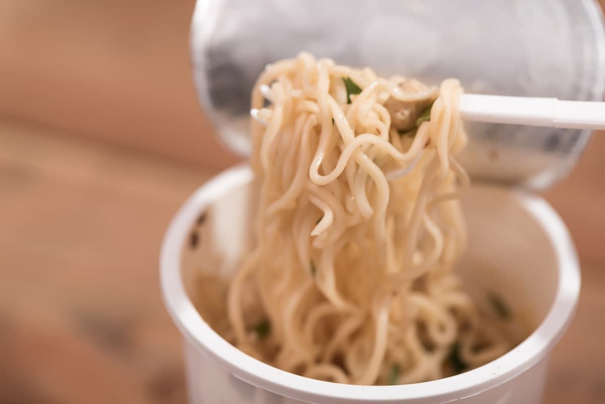 泡麵控必收!杯麵專用叉「神奇128度」完美入嘴不掉肉,還可以夾蓋蓋 泡麵控必收!杯麵專用叉「神奇128度」完美入嘴不掉肉,還可以夾蓋蓋