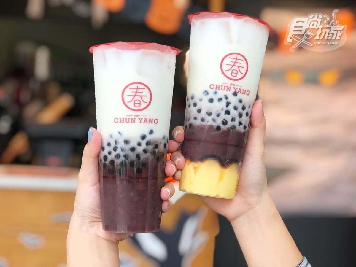 懷舊系飲料!春陽茶事「萬丹紅豆鮮奶」回歸,網:「加布丁、珍珠超搭」 懷舊系飲料!春陽茶事「萬丹紅豆鮮奶」回歸,網:「加布丁、珍珠超搭」