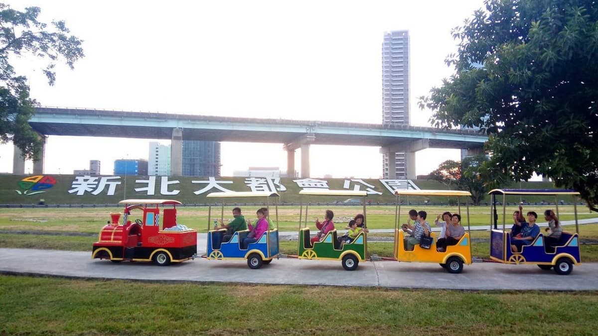「新北大都會小火車」回來了!11月底前50元就可搭,順玩瀑布滑草場、幸運草溜滑梯 「新北大都會小火車」回來了!11月底前50元就可搭,順玩瀑布滑草場、幸運草溜滑梯