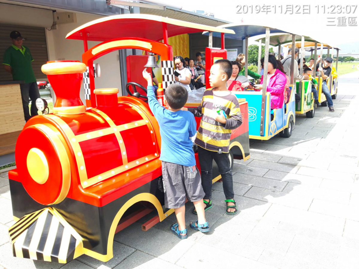 「新北大都會小火車」回來了!11月底前50元就可搭,順玩瀑布滑草場、幸運草溜滑梯 「新北大都會小火車」回來了!11月底前50元就可搭,順玩瀑布滑草場、幸運草溜滑梯