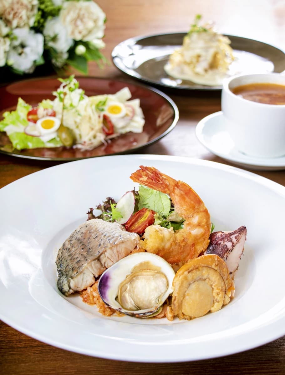 這家飯店好狂!海鮮大餐「第二套免費」只到11月底,加碼6款調酒喝到飽 這家飯店好狂!海鮮大餐「第二套免費」只到11月底,加碼6款調酒喝到飽