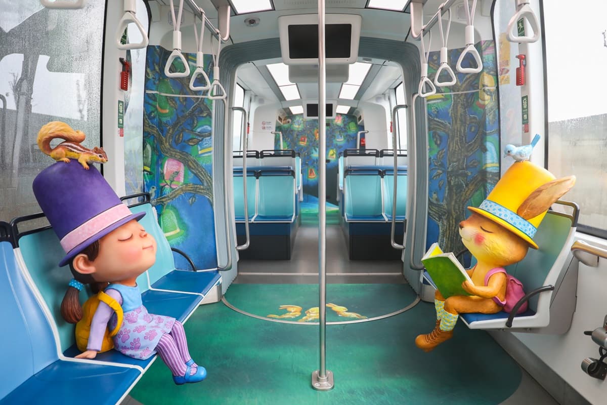 全球首台「幾米列車」發車!淡海輕軌變身3個可愛主題,主角娃娃就坐你旁邊 全球首台「幾米列車」發車!淡海輕軌變身3個可愛主題,主角娃娃就坐你旁邊