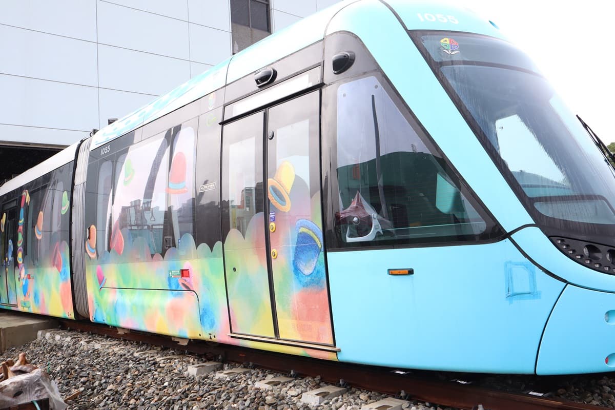 全球首台「幾米列車」發車!淡海輕軌變身3個可愛主題,主角娃娃就坐你旁邊 全球首台「幾米列車」發車!淡海輕軌變身3個可愛主題,主角娃娃就坐你旁邊