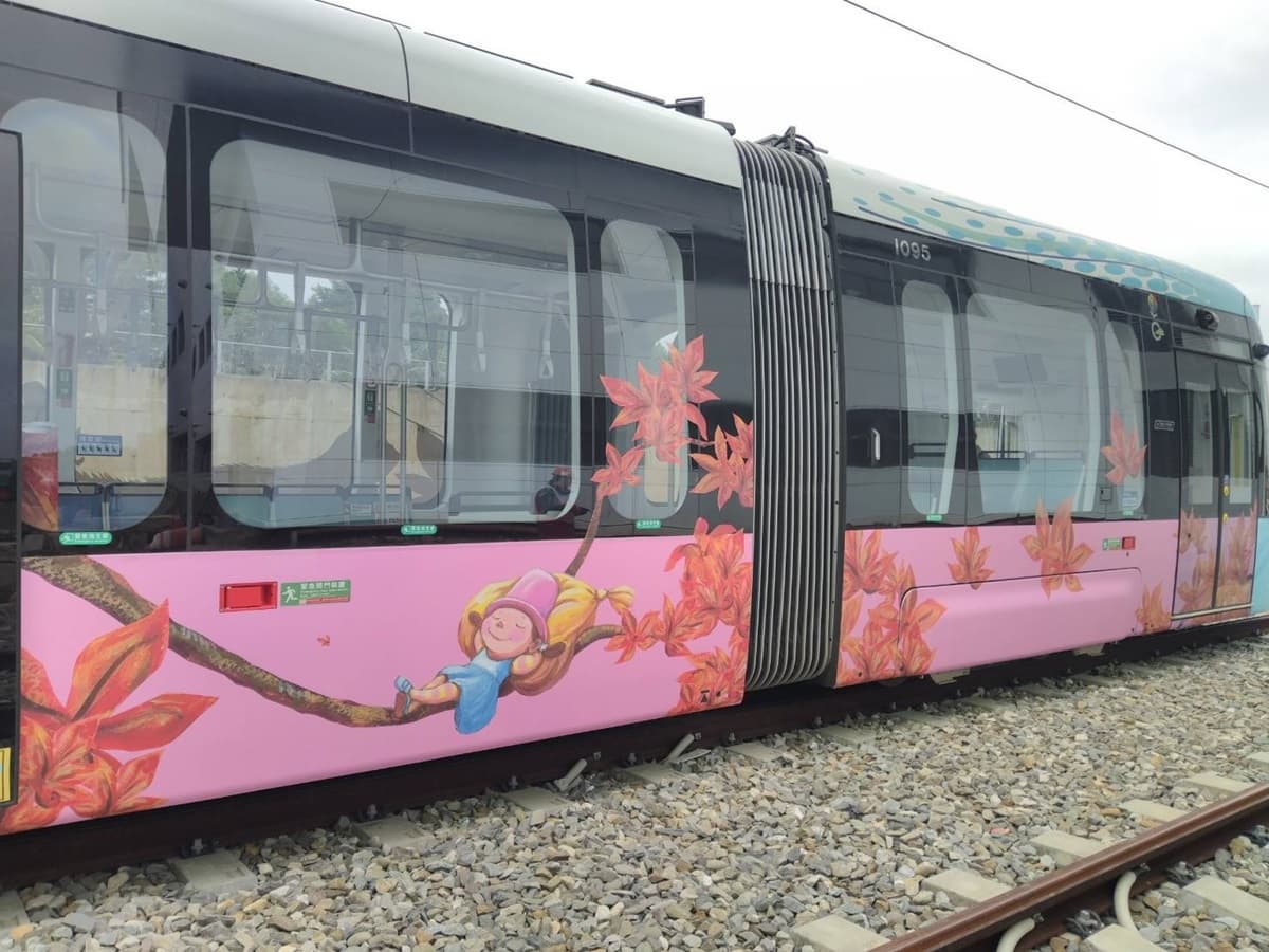 全球首台「幾米列車」發車!淡海輕軌變身3個可愛主題,主角娃娃就坐你旁邊 全球首台「幾米列車」發車!淡海輕軌變身3個可愛主題,主角娃娃就坐你旁邊