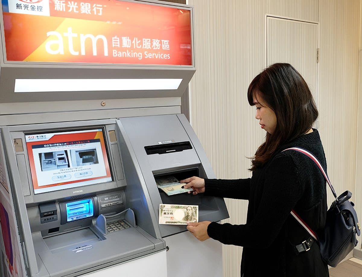 不必趕3點半了!萊爾富推24小時「外幣現鈔兌換機」,美金、日圓都能換 不必趕3點半了!萊爾富推24小時「外幣現鈔兌換機」,美金、日圓都能換