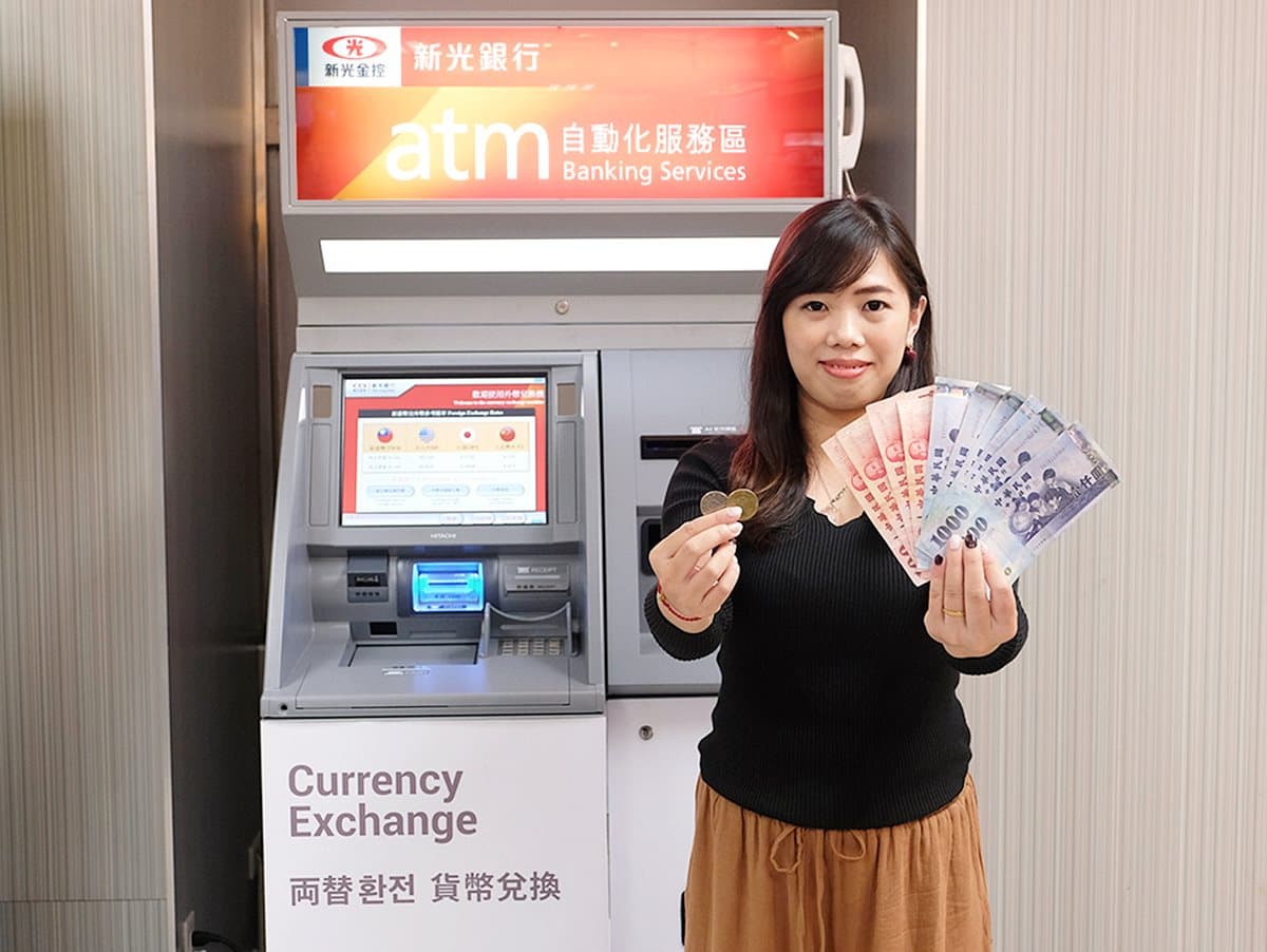 不必趕3點半了!萊爾富推24小時「外幣現鈔兌換機」,美金、日圓都能換 不必趕3點半了!萊爾富推24小時「外幣現鈔兌換機」,美金、日圓都能換