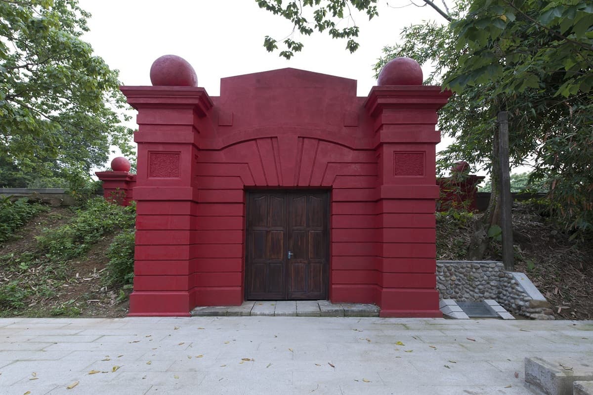 台北小山丘「紅建築」揭祕!深藏草皮下「百年蓄水池」免費開放,進入就送聖誕紅 台北小山丘「紅建築」揭祕!深藏草皮下「百年蓄水池」免費開放,進入就送聖誕紅