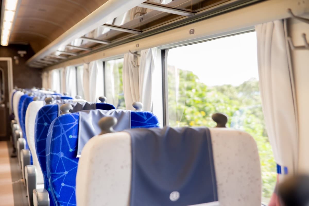 莒光橘+神祕黑!台鐵觀光列車華麗變身,「客廳車廂」坐旋轉椅、唱卡拉OK 莒光橘+神祕黑!台鐵觀光列車華麗變身,「客廳車廂」坐旋轉椅、唱卡拉OK