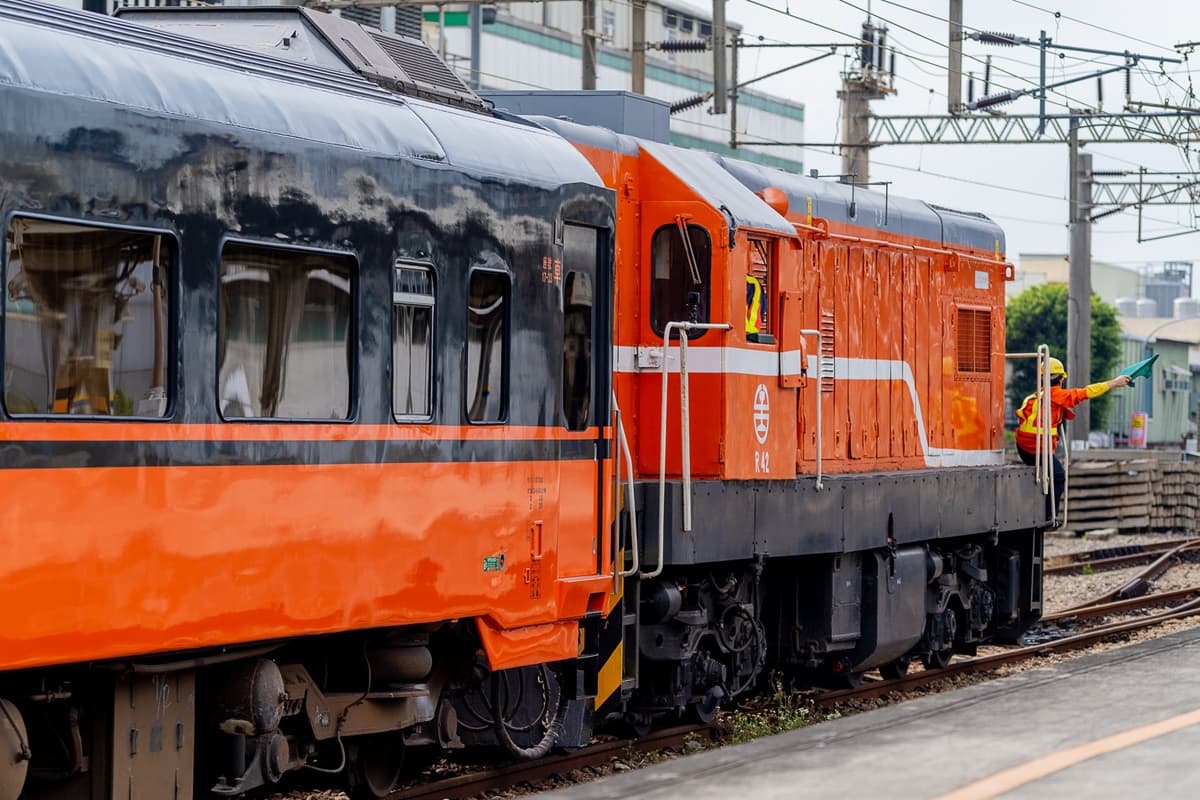莒光橘+神祕黑!台鐵觀光列車華麗變身,「客廳車廂」坐旋轉椅、唱卡拉OK 莒光橘+神祕黑!台鐵觀光列車華麗變身,「客廳車廂」坐旋轉椅、唱卡拉OK