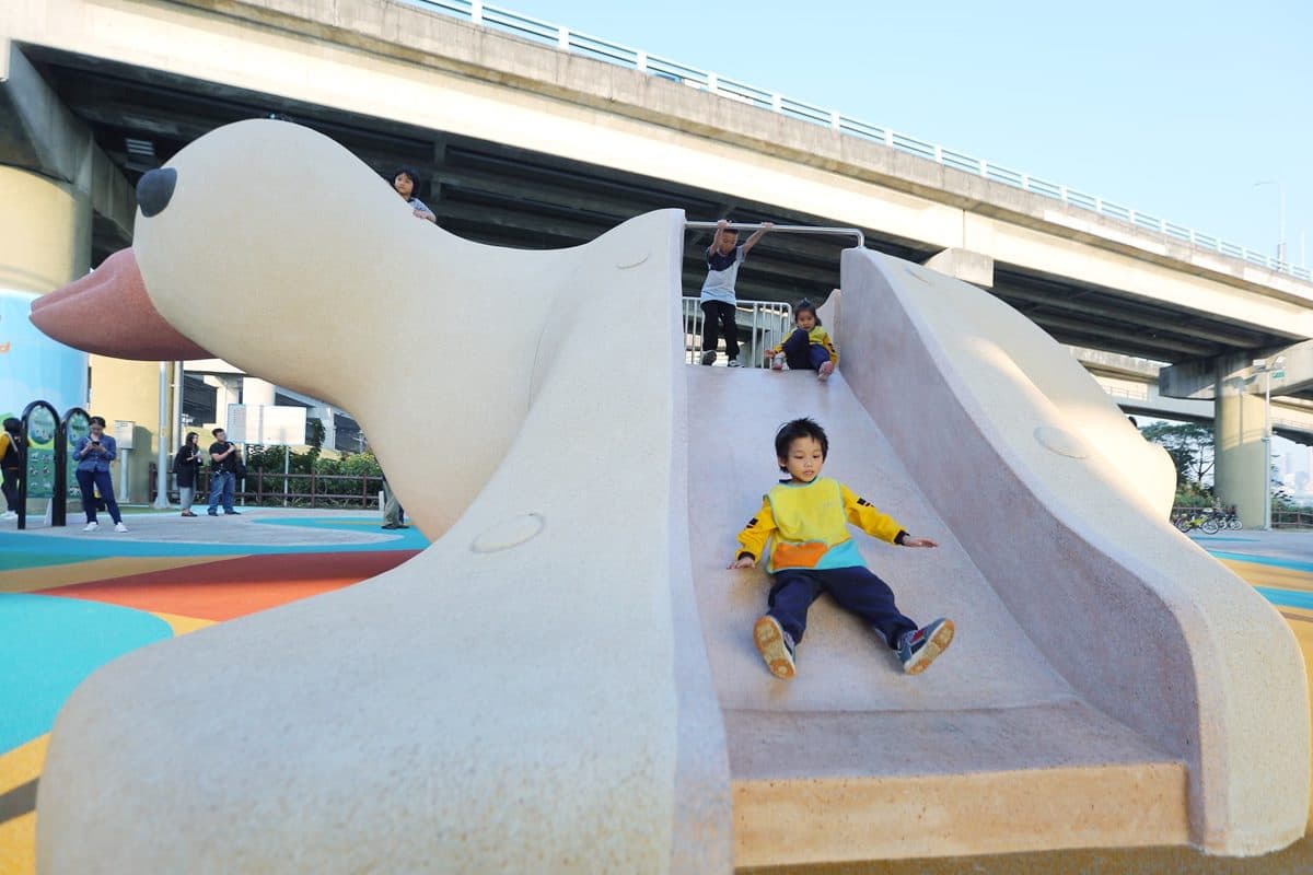拍美照囉!三重鴨鴨公園光雕秀超可愛,還能玩3.5公尺「鴨鴨溜滑梯」 拍美照囉!三重鴨鴨公園光雕秀超可愛,還能玩3.5公尺「鴨鴨溜滑梯」