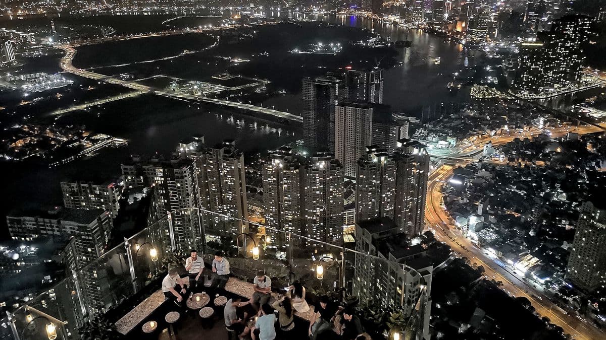 燈光美、氣氛佳!75樓高空酒吧,360度無敵夜景浪漫爆表 燈光美、氣氛佳!75樓高空酒吧,360度無敵夜景浪漫爆表
