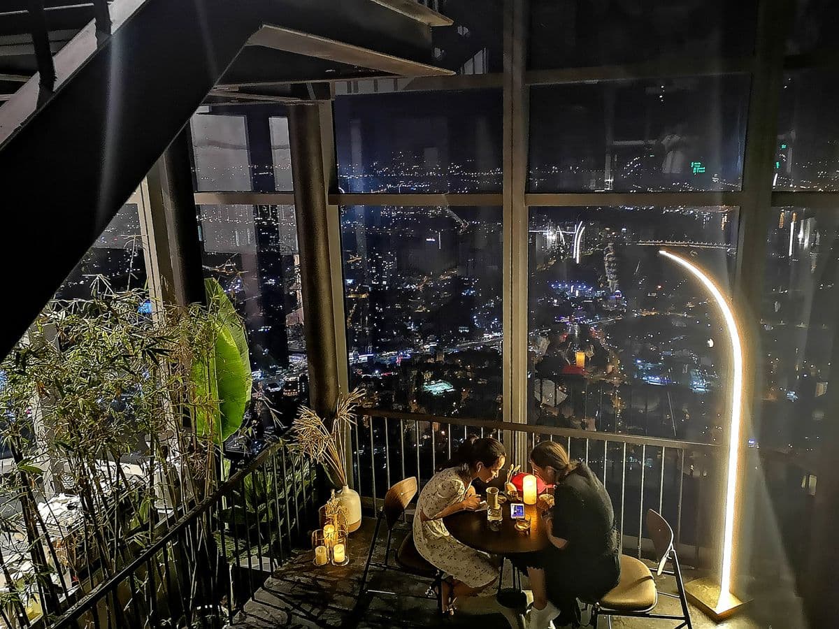 燈光美、氣氛佳!75樓高空酒吧,360度無敵夜景浪漫爆表 燈光美、氣氛佳!75樓高空酒吧,360度無敵夜景浪漫爆表