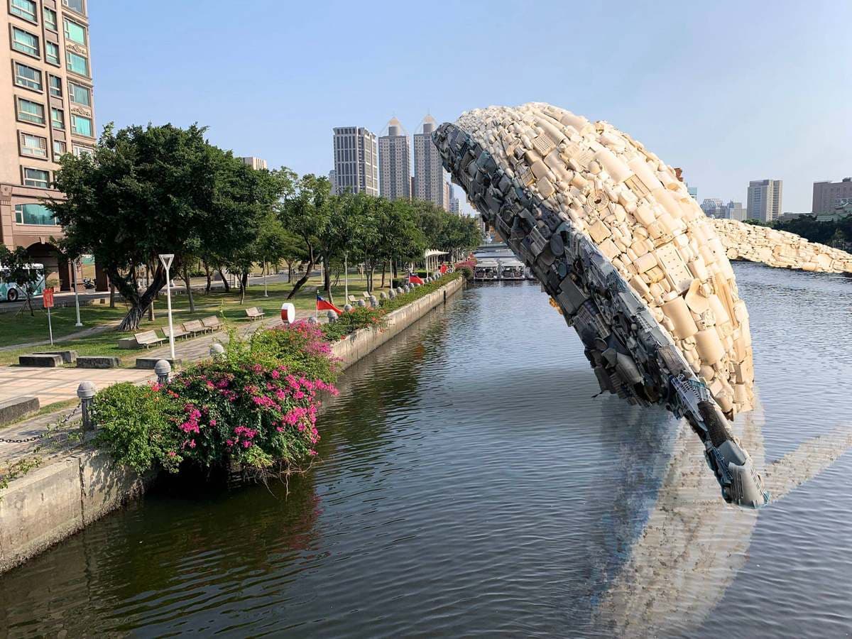 高雄愛河出現「跳躍鯨魚」,7層樓高座頭鯨竟是15噸回收垃圾做成 高雄愛河出現「跳躍鯨魚」,7層樓高座頭鯨竟是15噸回收垃圾做成