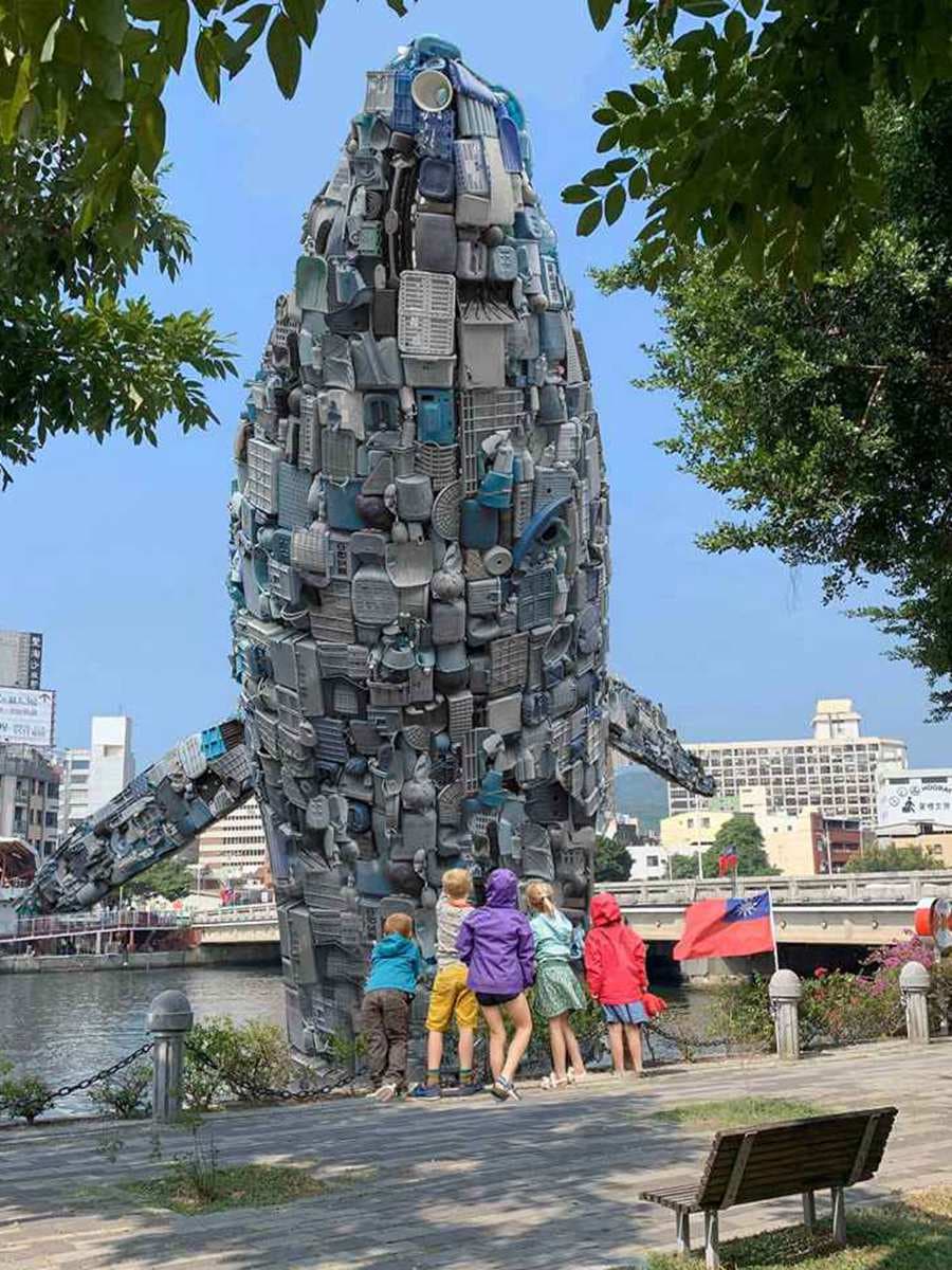 高雄愛河出現「跳躍鯨魚」,7層樓高座頭鯨竟是15噸回收垃圾做成 高雄愛河出現「跳躍鯨魚」,7層樓高座頭鯨竟是15噸回收垃圾做成