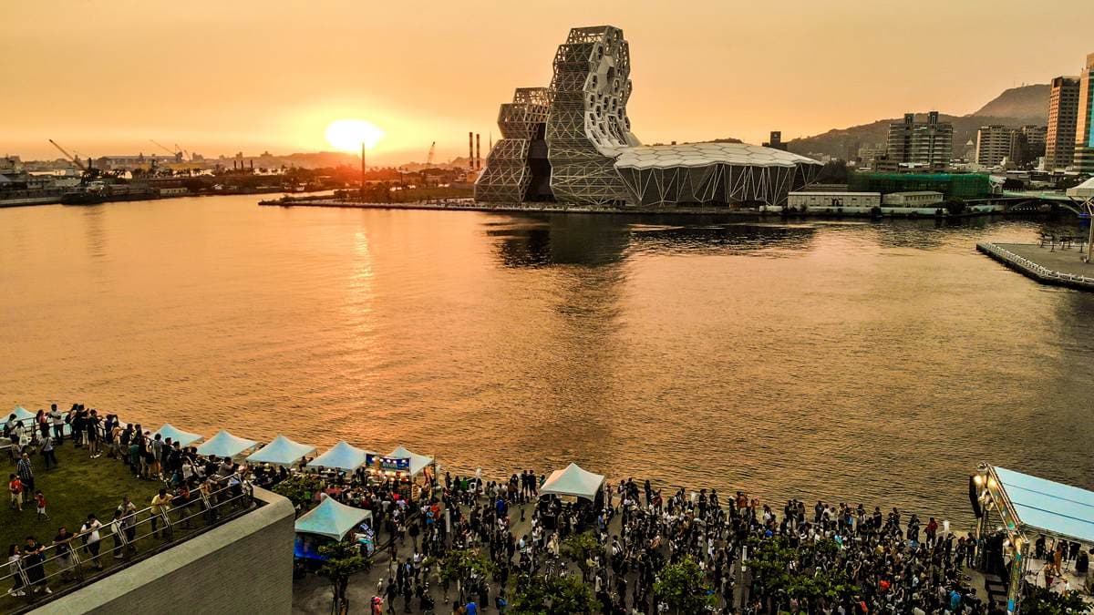 高雄這隻「大鯨魚」美呆!過年限定文青市集,吹海風聽10場音樂表演 高雄這隻「大鯨魚」美呆!過年限定文青市集,吹海風聽10場音樂表演