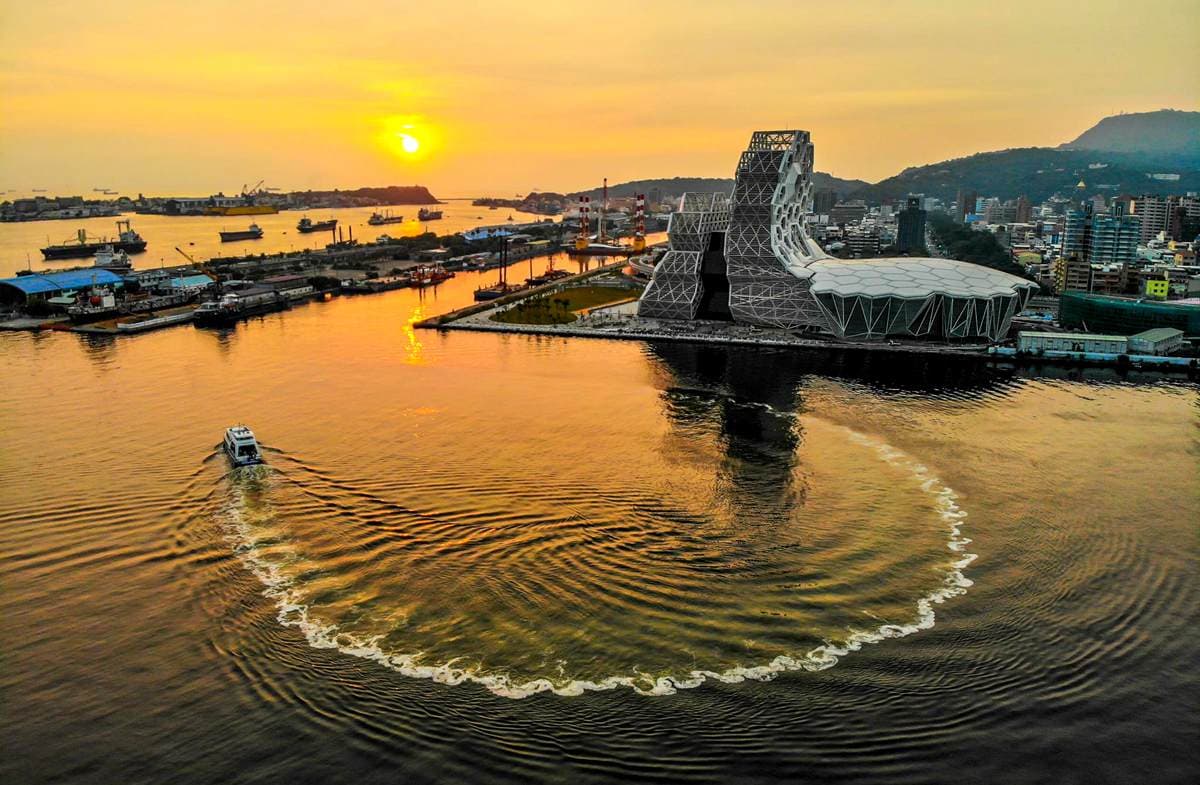 高雄這隻「大鯨魚」美呆!過年限定文青市集,吹海風聽10場音樂表演 高雄這隻「大鯨魚」美呆!過年限定文青市集,吹海風聽10場音樂表演