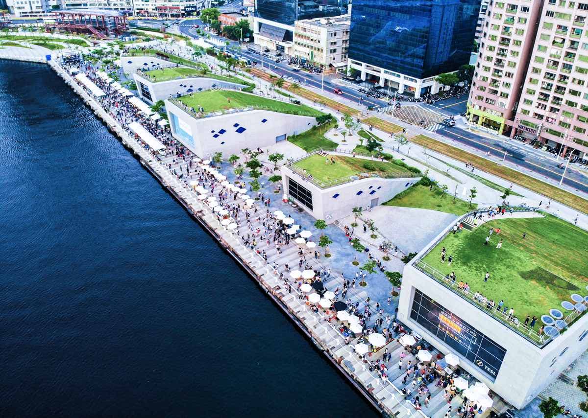 高雄這隻「大鯨魚」美呆!過年限定文青市集,吹海風聽10場音樂表演 高雄這隻「大鯨魚」美呆!過年限定文青市集,吹海風聽10場音樂表演