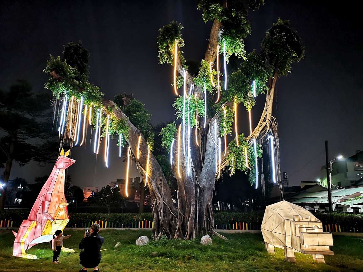 屏東燈會現場直擊!長頸鹿、鯨魚、金剛開趴,1公里燈海步道拍不停 屏東燈會現場直擊!長頸鹿、鯨魚、金剛開趴,1公里燈海步道拍不停