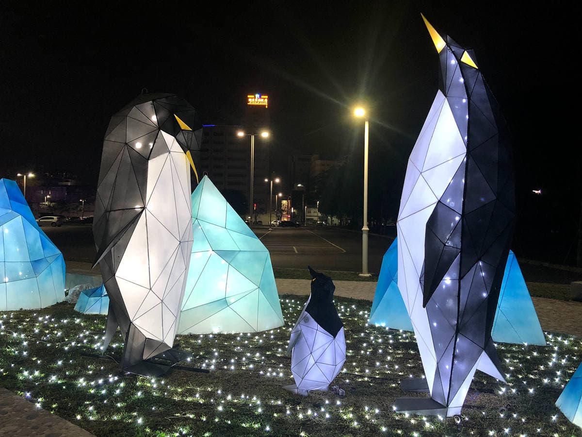 屏東燈會現場直擊!長頸鹿、鯨魚、金剛開趴,1公里燈海步道拍不停 屏東燈會現場直擊!長頸鹿、鯨魚、金剛開趴,1公里燈海步道拍不停
