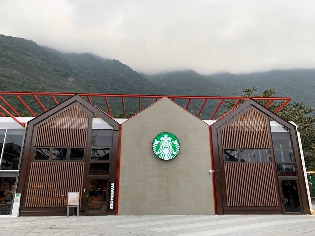 全台首座「網美水泥廠」!彩繪水泥車、山形星巴克、巨大打卡牆超好拍 全台首座「網美水泥廠」!彩繪水泥車、山形星巴克、巨大打卡牆超好拍