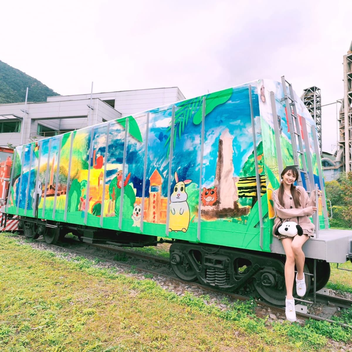 全台首座「網美水泥廠」!彩繪水泥車、山形星巴克、巨大打卡牆超好拍 全台首座「網美水泥廠」!彩繪水泥車、山形星巴克、巨大打卡牆超好拍
