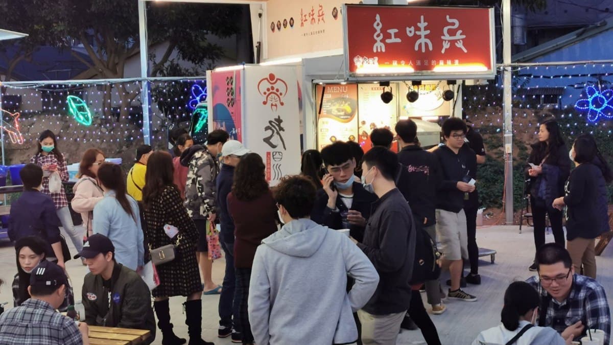 新夜市來囉!台中最狂「餐車集聚所」:網紅舒芙蕾、老四川麻辣燙吃得到 新夜市來囉!台中最狂「餐車集聚所」:網紅舒芙蕾、老四川麻辣燙吃得到