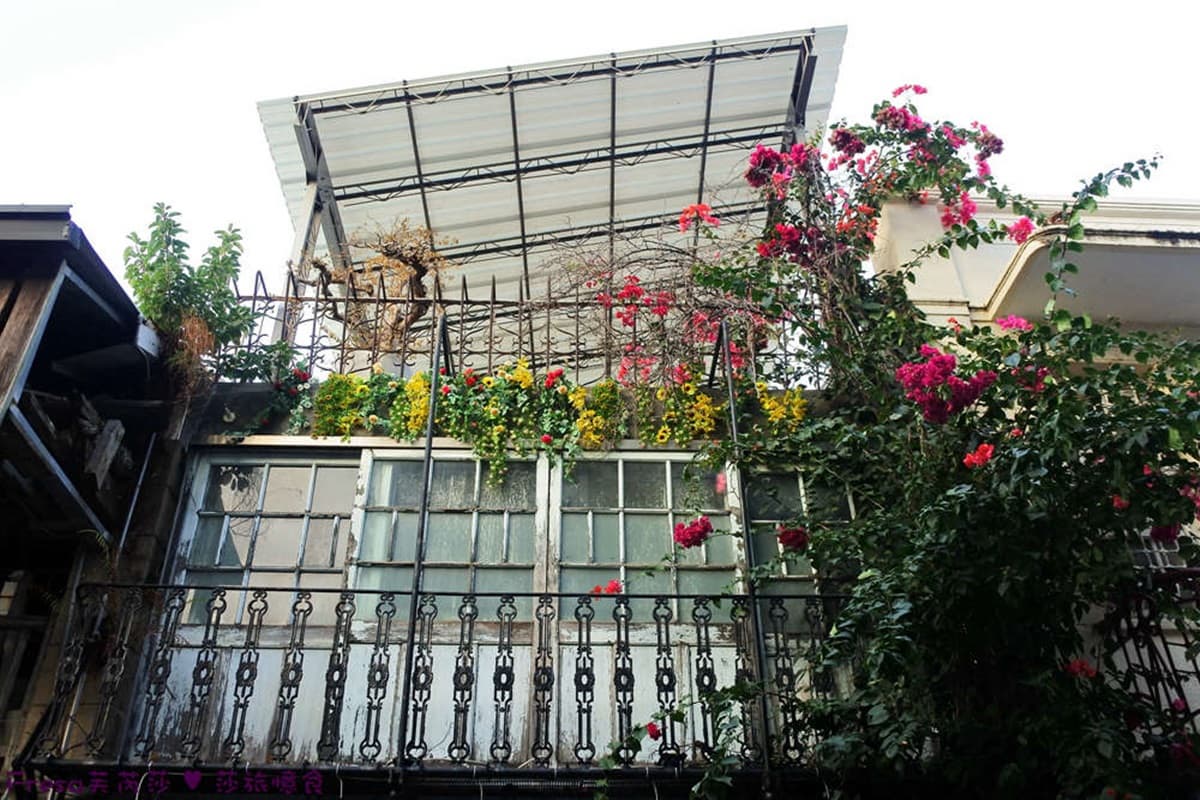 台南百年神農街住一晚!奇幻老宅藏「紫藤花海」,復古窗花、旋轉梯夢回美好時代 台南百年神農街住一晚!奇幻老宅藏「紫藤花海」,復古窗花、旋轉梯夢回美好時代