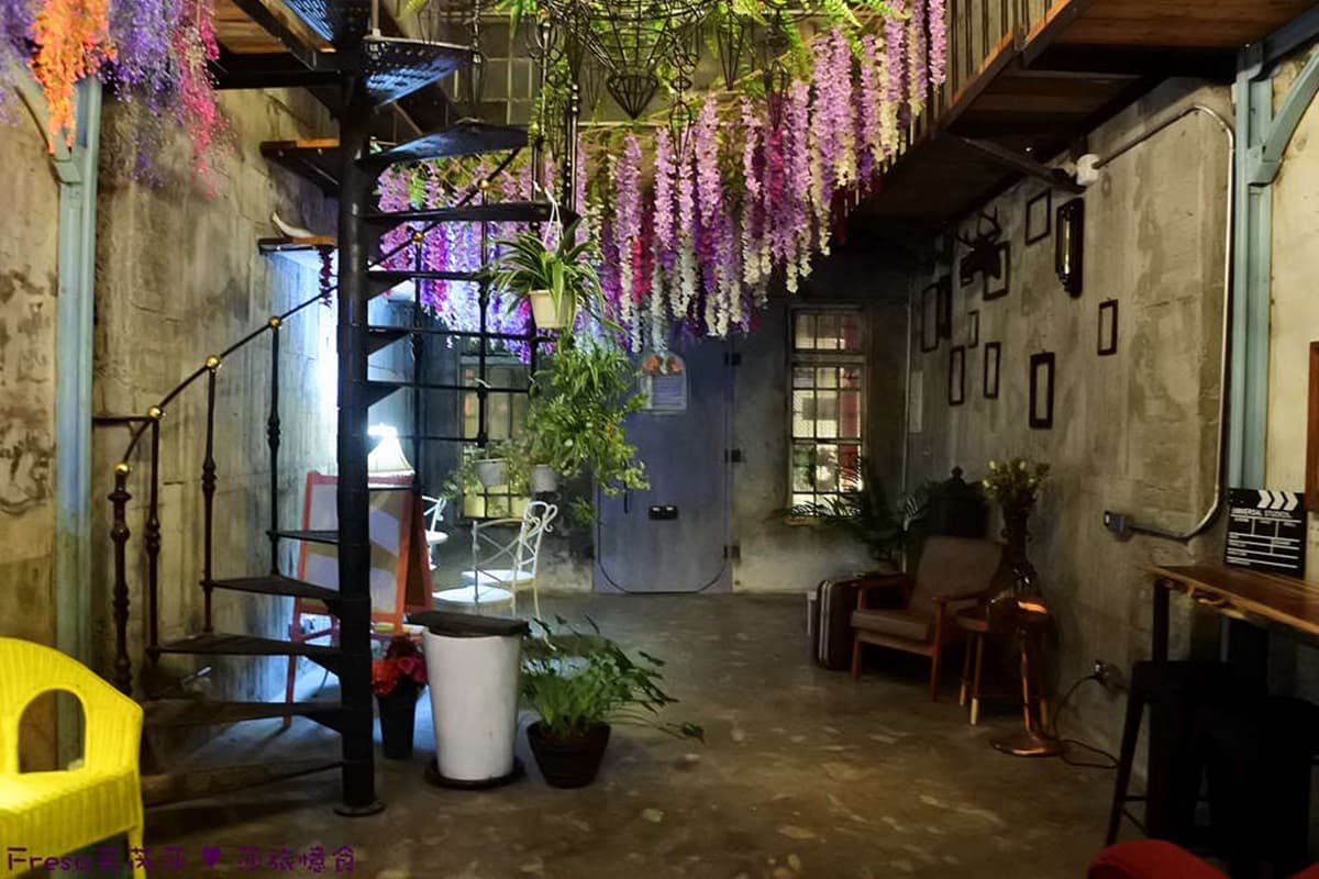 台南百年神農街住一晚!奇幻老宅藏「紫藤花海」,復古窗花、旋轉梯夢回美好時代 台南百年神農街住一晚!奇幻老宅藏「紫藤花海」,復古窗花、旋轉梯夢回美好時代