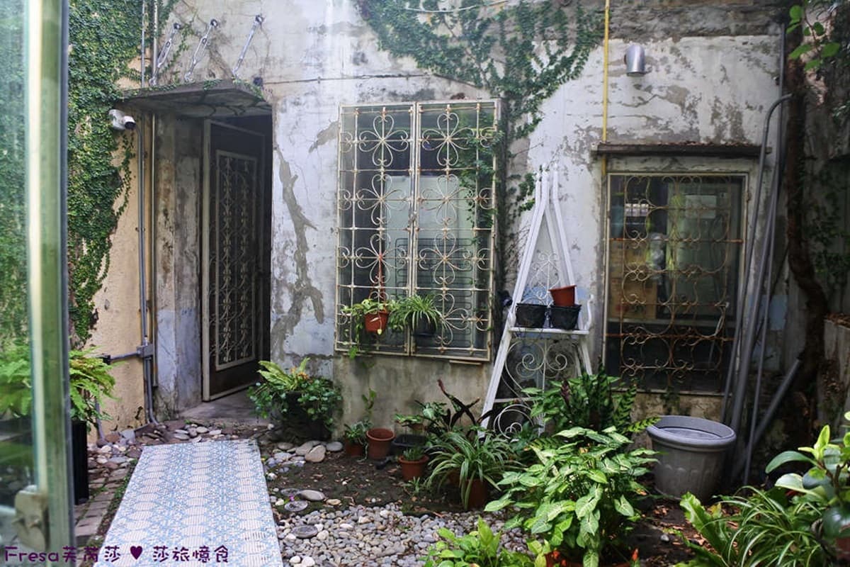台南百年神農街住一晚!奇幻老宅藏「紫藤花海」,復古窗花、旋轉梯夢回美好時代 台南百年神農街住一晚!奇幻老宅藏「紫藤花海」,復古窗花、旋轉梯夢回美好時代