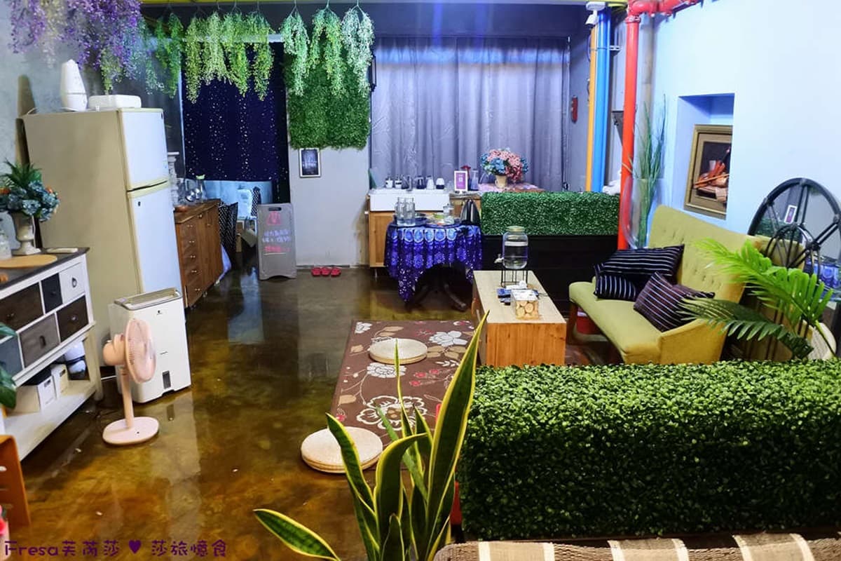台南百年神農街住一晚!奇幻老宅藏「紫藤花海」,復古窗花、旋轉梯夢回美好時代 台南百年神農街住一晚!奇幻老宅藏「紫藤花海」,復古窗花、旋轉梯夢回美好時代
