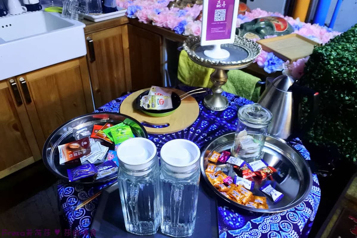 台南百年神農街住一晚!奇幻老宅藏「紫藤花海」,復古窗花、旋轉梯夢回美好時代 台南百年神農街住一晚!奇幻老宅藏「紫藤花海」,復古窗花、旋轉梯夢回美好時代