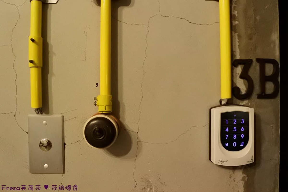 台南百年神農街住一晚!奇幻老宅藏「紫藤花海」,復古窗花、旋轉梯夢回美好時代 台南百年神農街住一晚!奇幻老宅藏「紫藤花海」,復古窗花、旋轉梯夢回美好時代