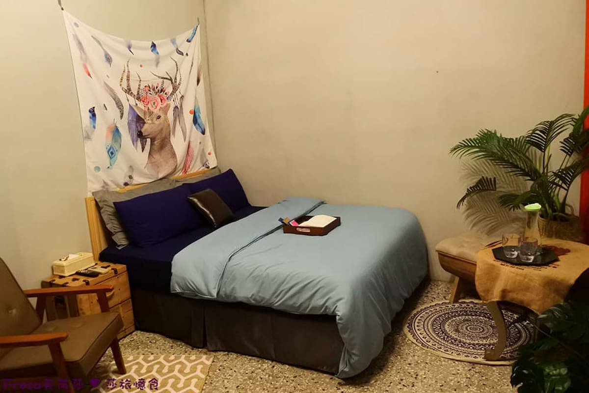 台南百年神農街住一晚!奇幻老宅藏「紫藤花海」,復古窗花、旋轉梯夢回美好時代 台南百年神農街住一晚!奇幻老宅藏「紫藤花海」,復古窗花、旋轉梯夢回美好時代