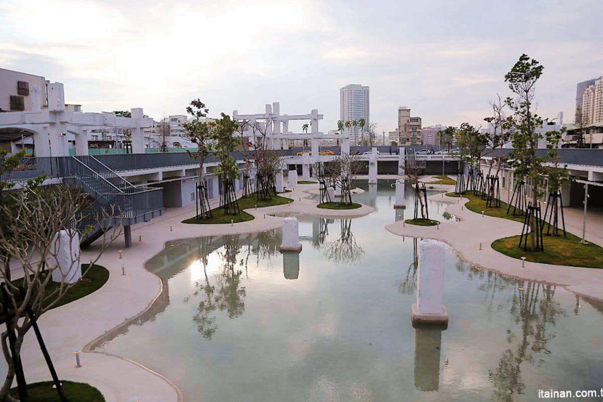 台南網美新景點!夢幻白色潟湖「河樂廣場」,親水打卡熱門地標日夜景曝光 台南網美新景點!夢幻白色潟湖「河樂廣場」,親水打卡熱門地標日夜景曝光